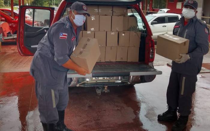 CORPO DE BOMBEIROS ENTREGA 5 MIL FRASCOS DE ÁLCOOL EM GEL PARA COLÉGIOS DO SUL DA BAHIA (29/04/2020)