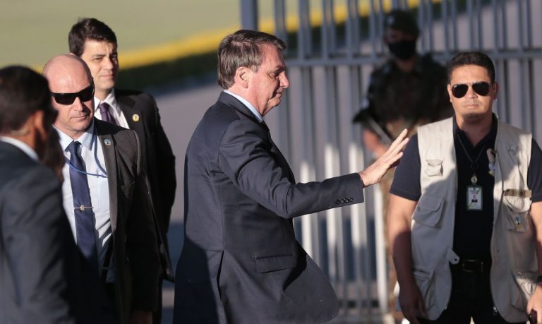 BOLSONARO DIZ QUE NOMEIA NESTA SEGUNDA NOVO DIRETOR DA PF (04/05/2020)