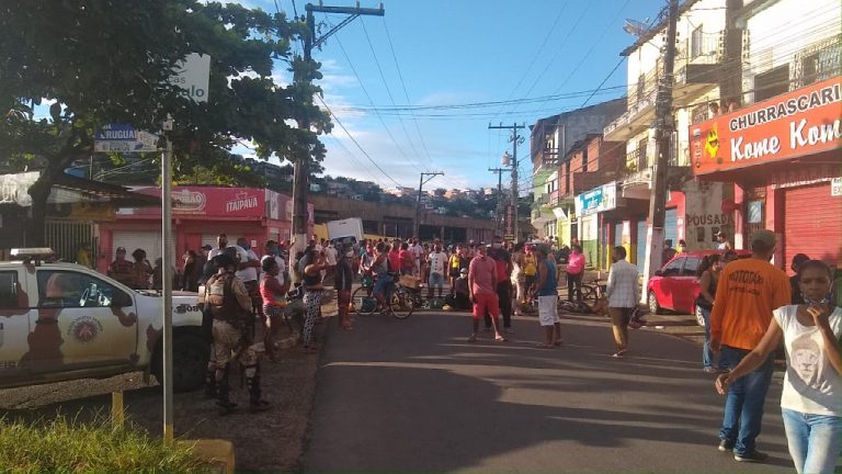 VÍDEO: FEIRANTES PROTESTAM CONTRA INTERDIÇÃO DA FEIRA DO MALHADO (02/05/2020)