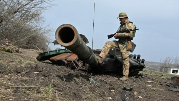 Recorde de tanques, aeronaves e ogivas: a força militar russa em números... -Soldado ucraniano verifica os destroços de um tanque russo queimado 11/04/2022